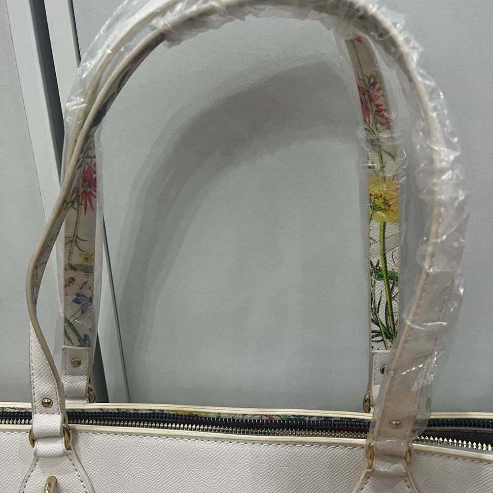 🆕Betsey Johnson Elegant White Tote Bag with Gold Chain Accent - Picture 5 of 10